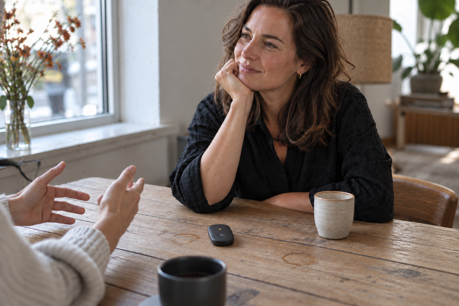 Met AI gemaakt voorbeeld van een coach in gesprek met een AI-geluidsrecorder op tafel